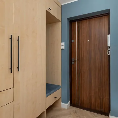 Przytulny Z Dwiema Sypialniami I Balkonem W Gdyni By Renters *